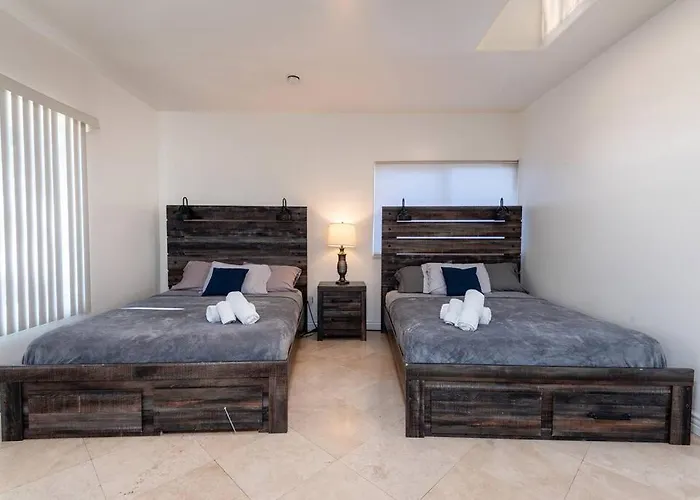 Luxe Apartment In Beverly Hills Sleeps 6